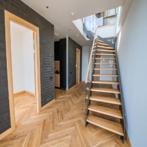 Read more about the article Professionele plaatsing van een visgraat vloer regel je zo